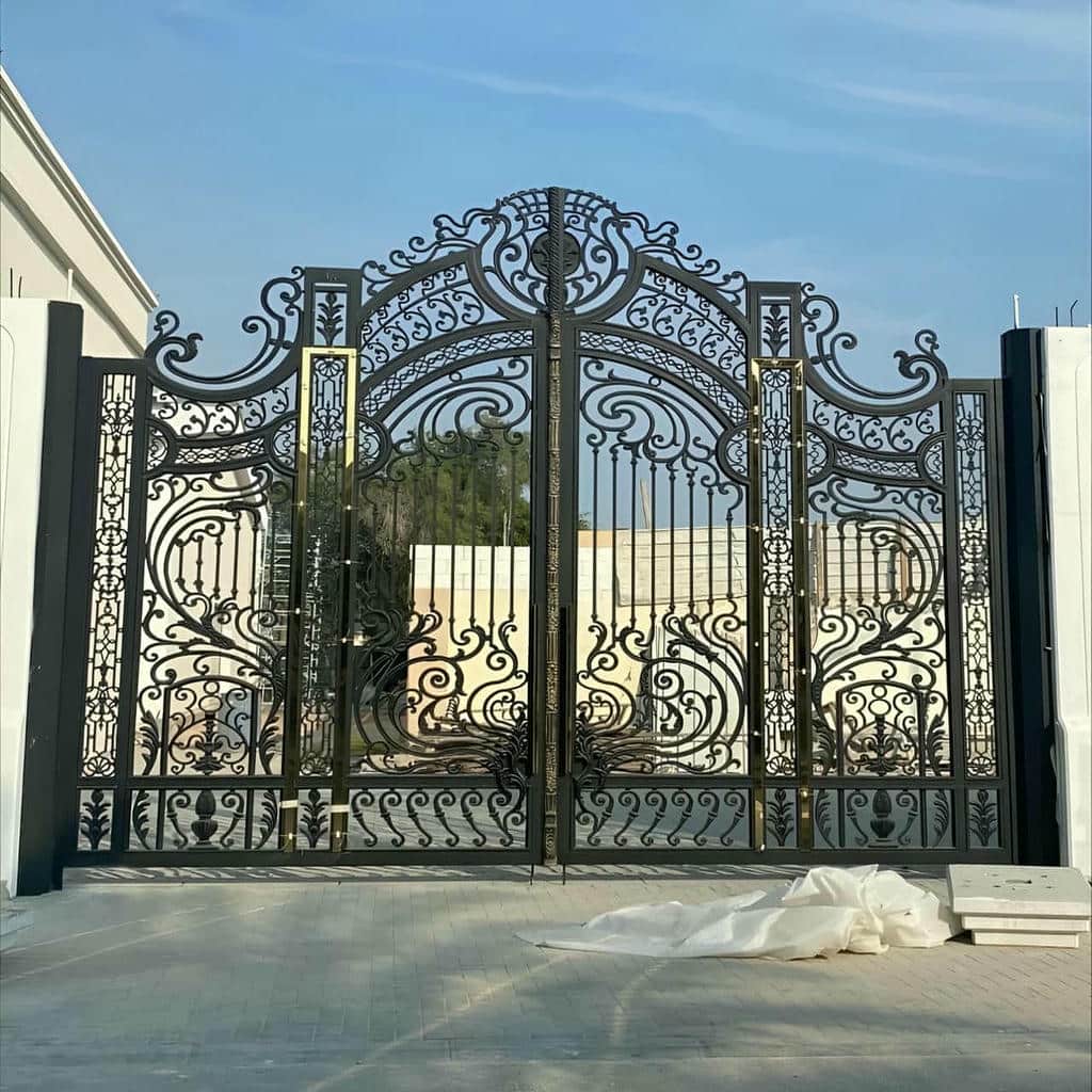 مدل افقی درب حیاط طرح چوب فلزی برای نصب مطمئن