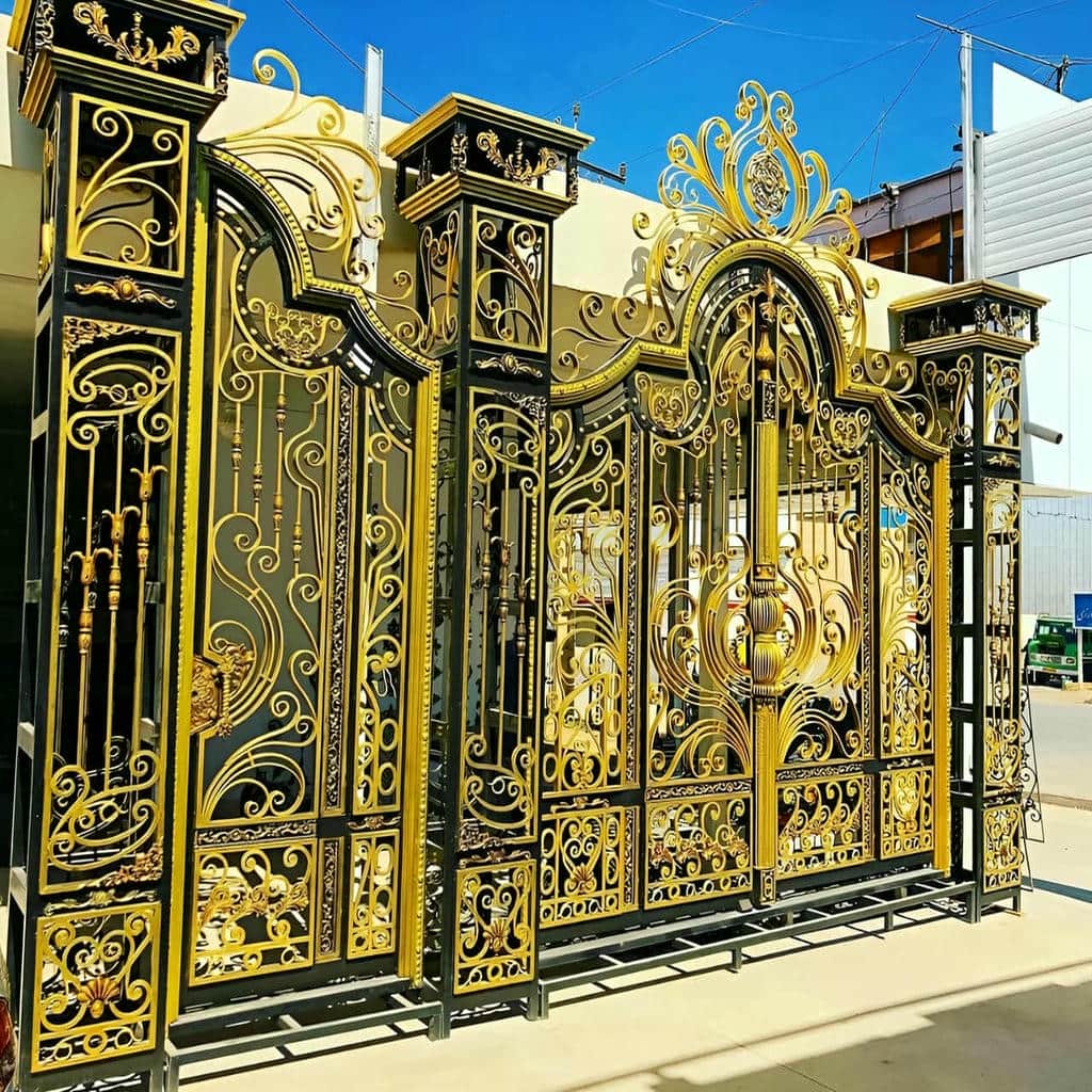 تولید درب پارکینگ طرح چوب ترموود با پروفیل آهنی مقاوم