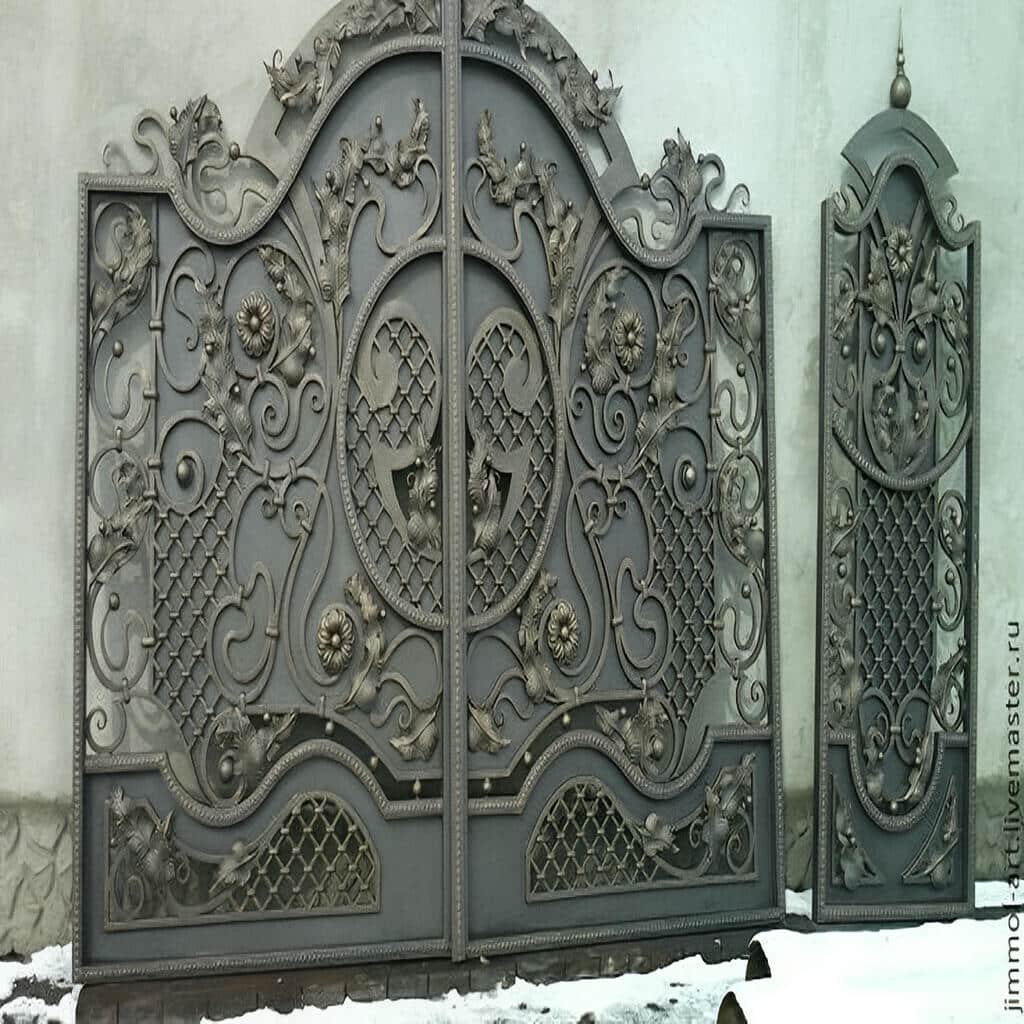 درب حیاط فرفورژه نمای رومی تاج‌دار برای سفارش ورودی شاخص