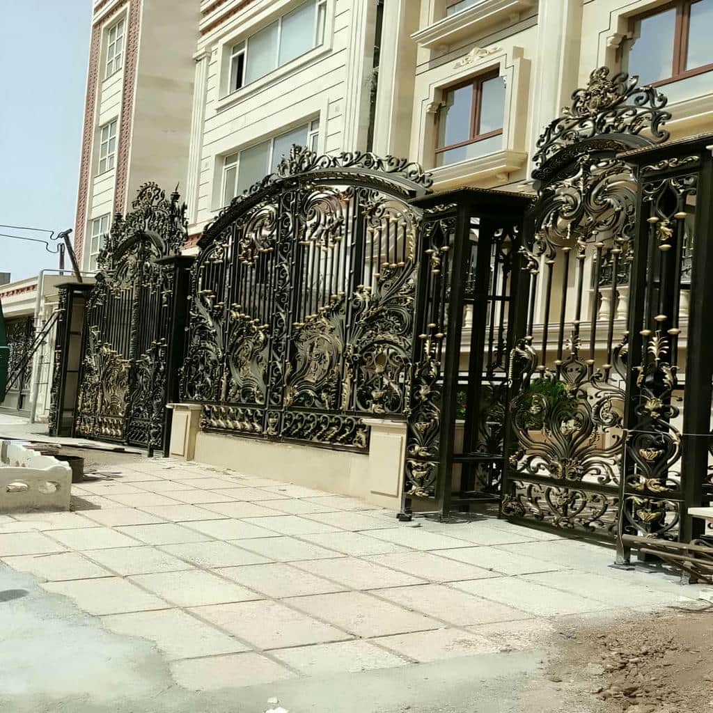 مدل فرفورژه درب حیاط ریلی ماشین رو برای نصب حرفه‌ای