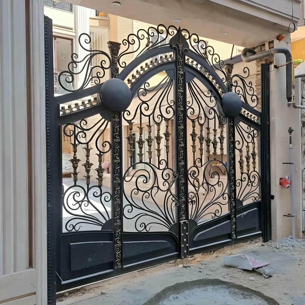طرح فرفورژه درب حیاط نمای آجری برای نصب مطمئن