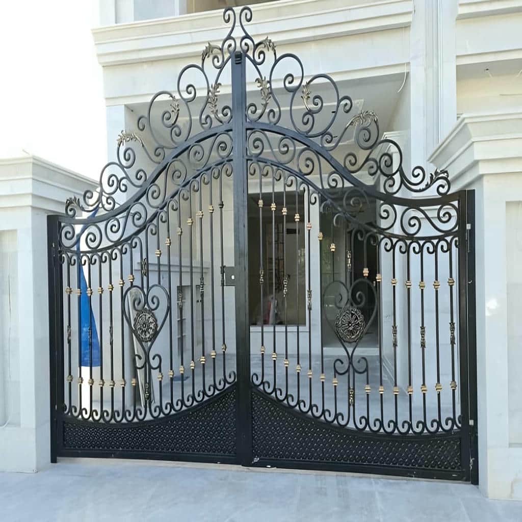 درب حیاط فرفورژه نمای رومی قوس‌دار مناسب خرید حرفه‌ای