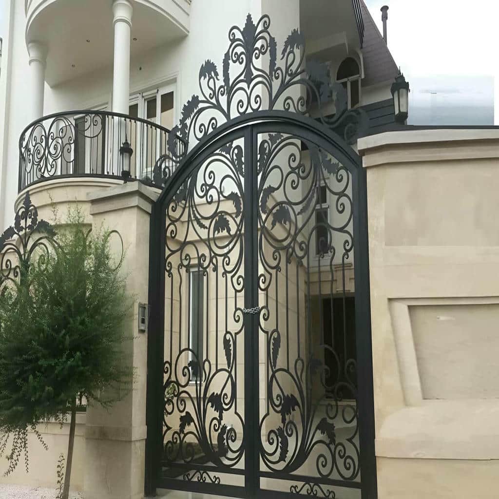درب حیاط لولایی ستون دار فرفورژه مناسب خرید حرفه‌ای