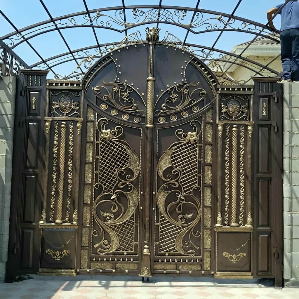 ساخت درب حیاط نمای آجری هماهنگ با بافت ساختمان