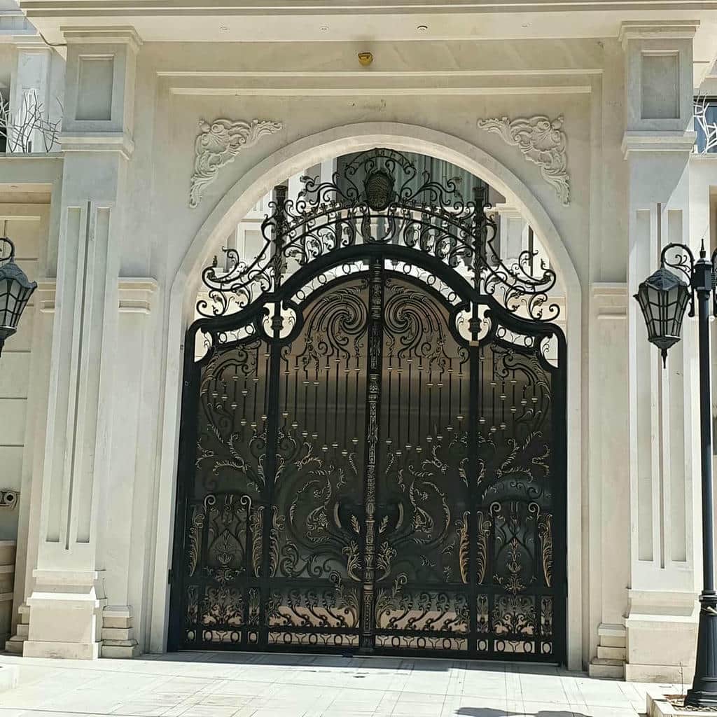 نصب درب حیاط کتیبه دار با بررسی ستون و چارچوب