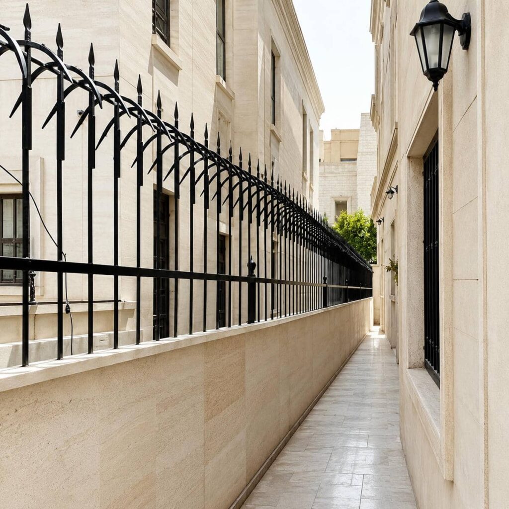 نصب نرده حفاظ دیوار ساده روی تاج دیوار