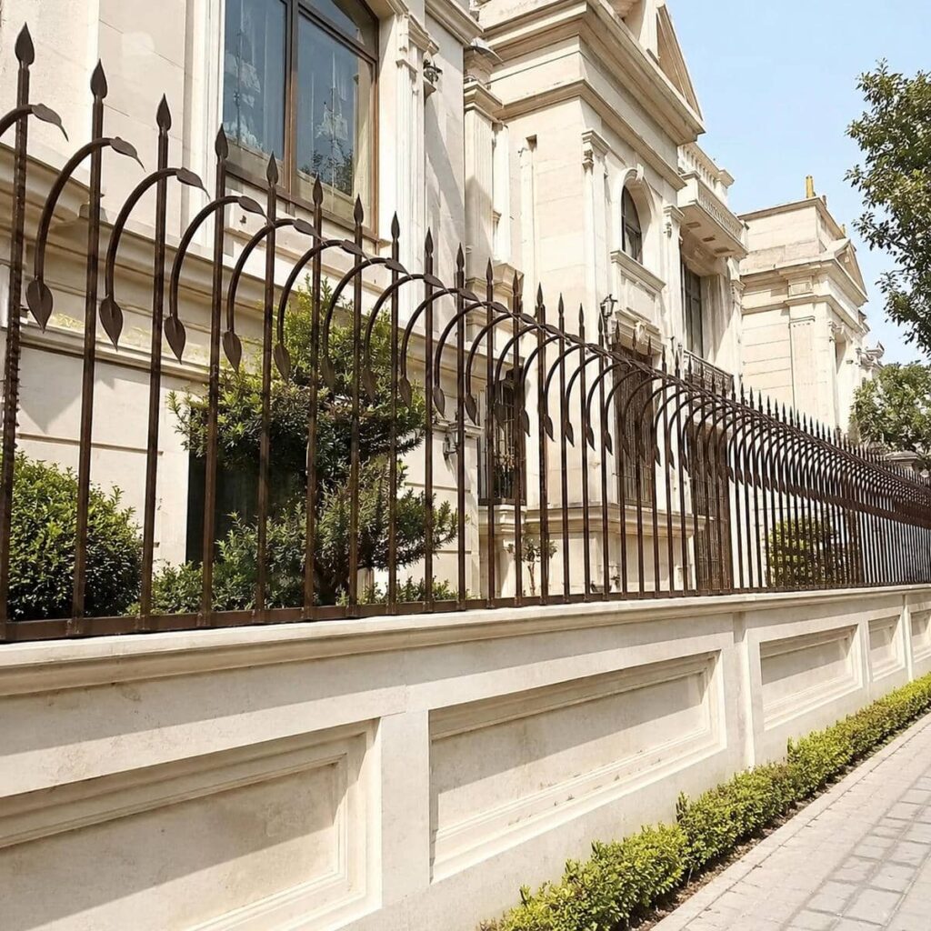 خدمات نصب حفاظ دیوار کوتاه حیاط با پشتیبانی