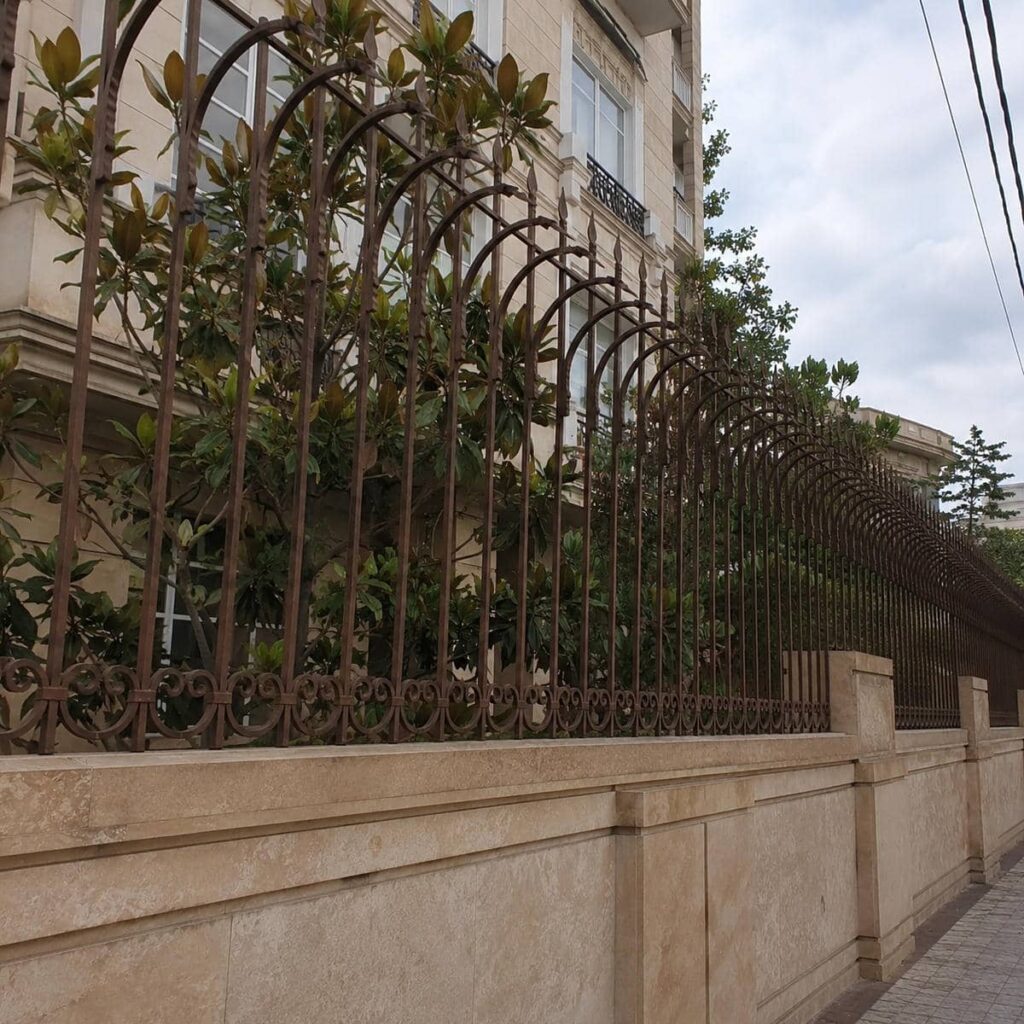 ساخت حفاظ دیوار کوتاه حیاط برای دیوارهای قابل دسترس