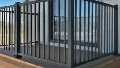 حفاظ راه پله فلزی با طراحی ساده ساختمان مسکونی