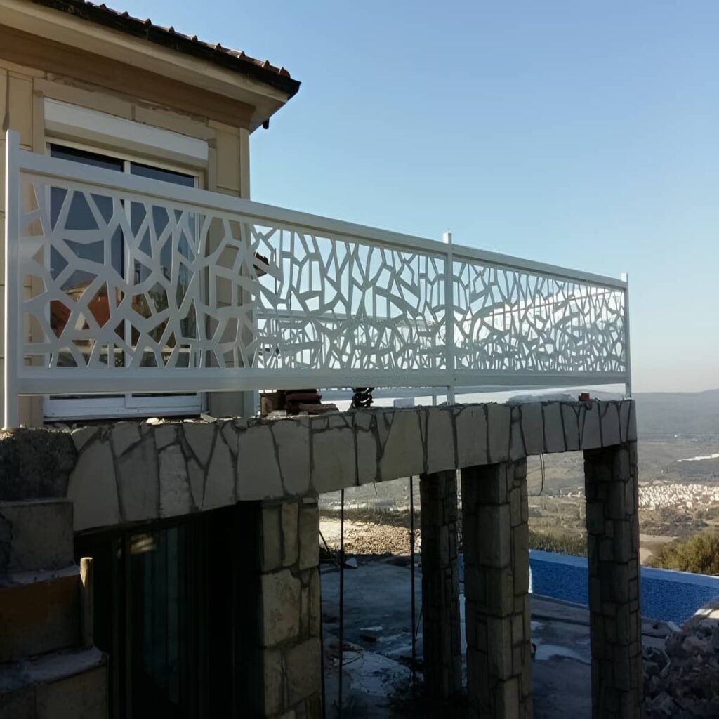 نرده بالکن با جوشکاری تمیز