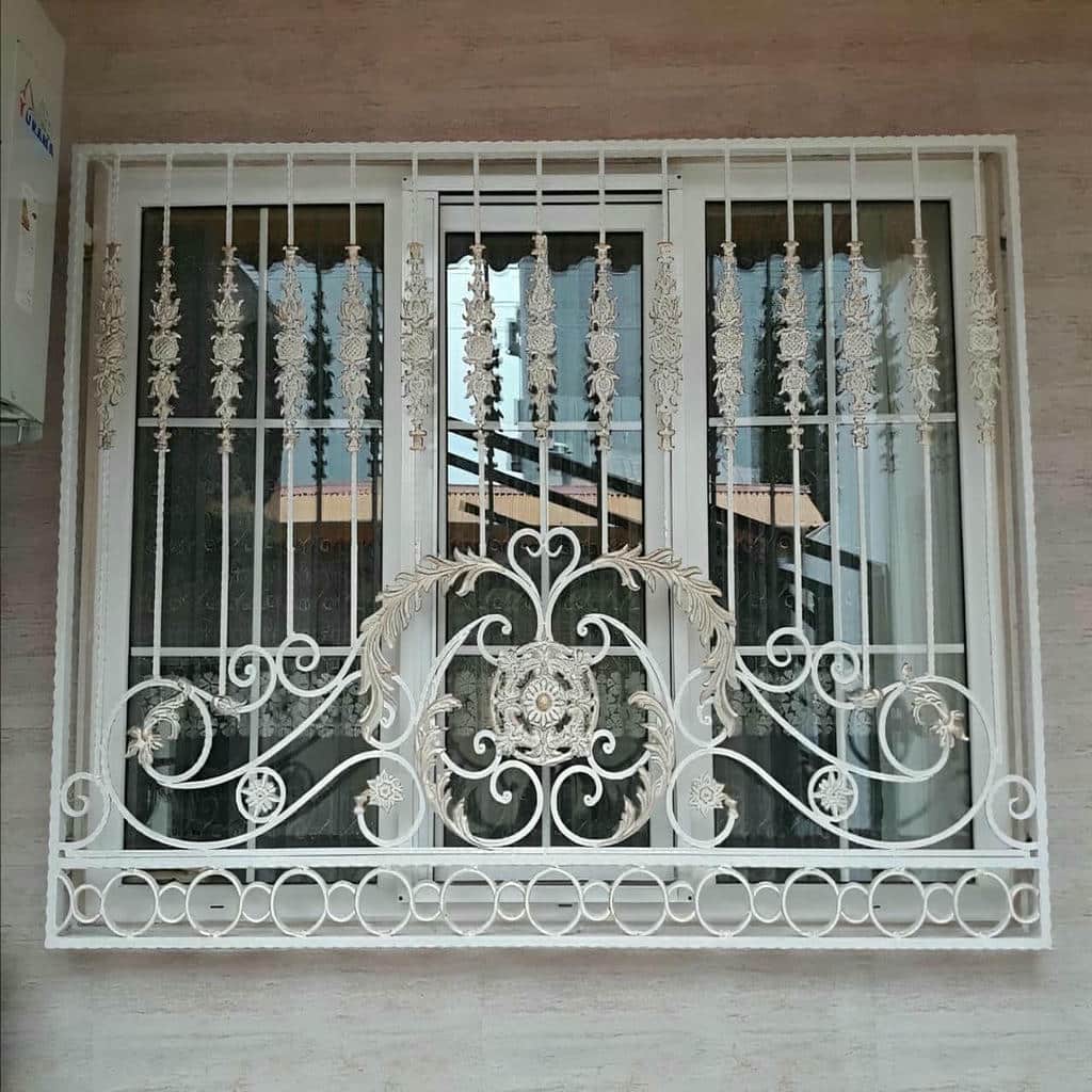 حفاظ پنجره فرفورژه با طرح ظریف