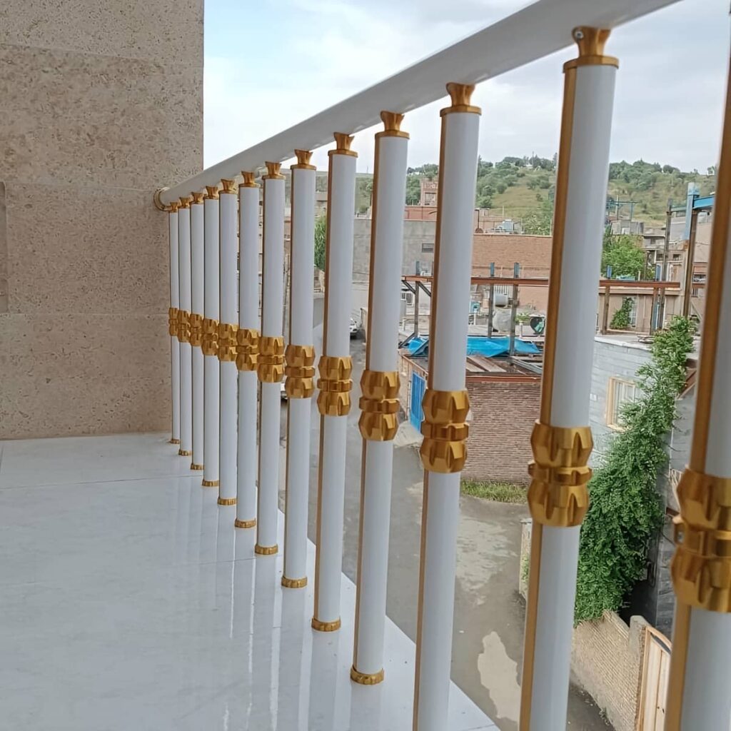 نرده چوبی راه پله با پرداخت سطحی