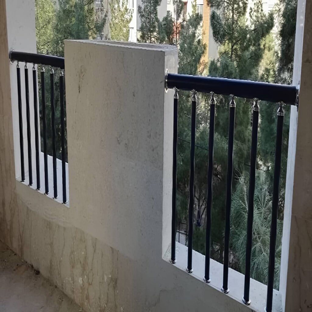 نرده چوبی راه پله با چوب طبیعی روشن
