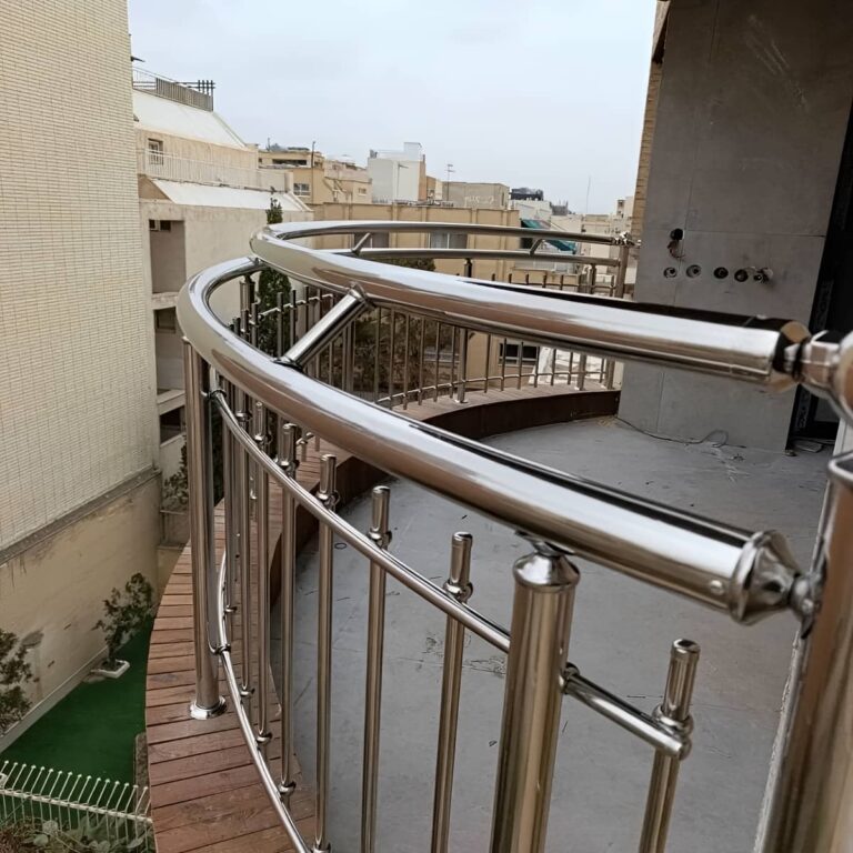 نرده راه پله فلزی با طراحی ساده برای فضای داخلی خانه