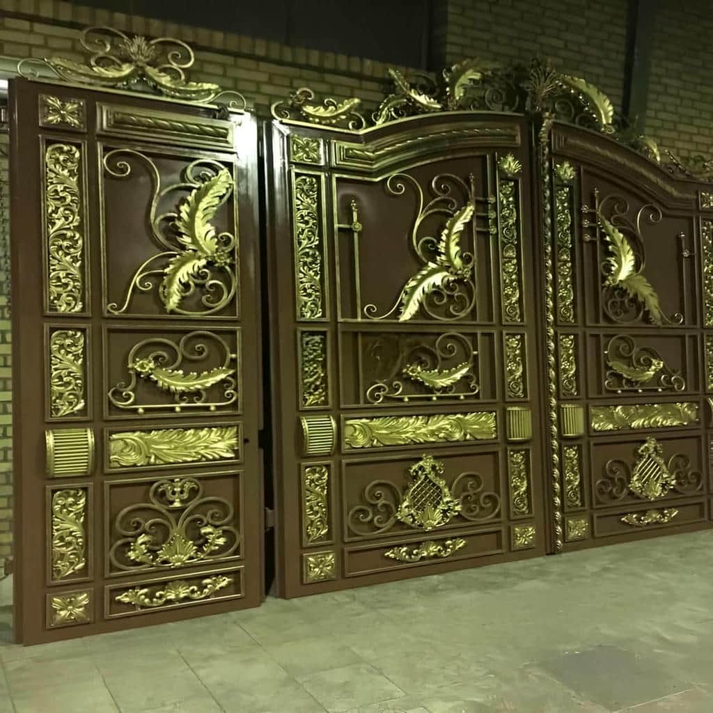 درب پارکینگ فلزی با رنگ هماهنگ نما