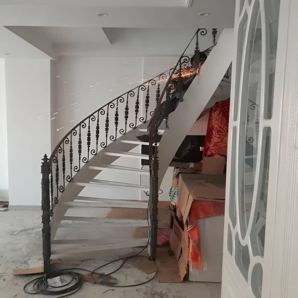 نرده فرفورژه بالکن مقاوم در مناطق بارانی