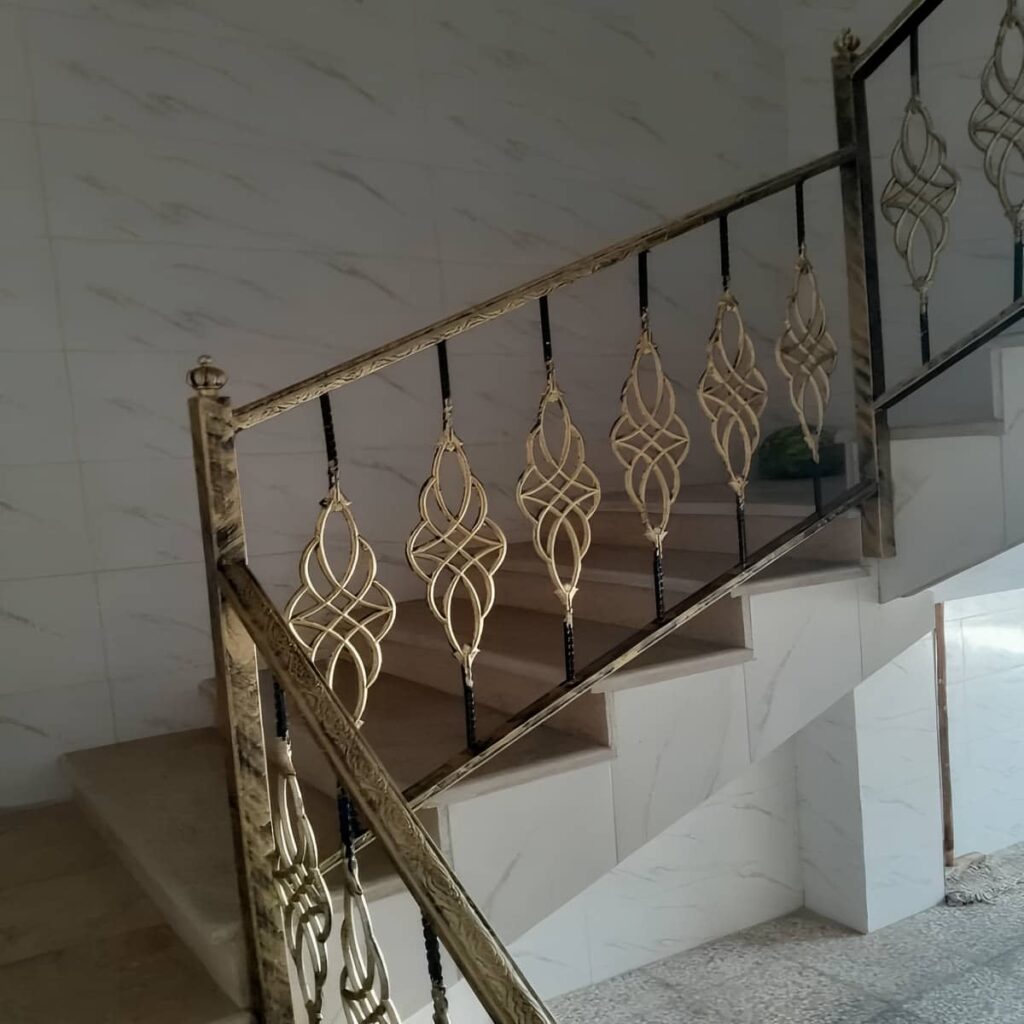 نرده فرفورژه راه پله با طرح کلاسیک فلزی