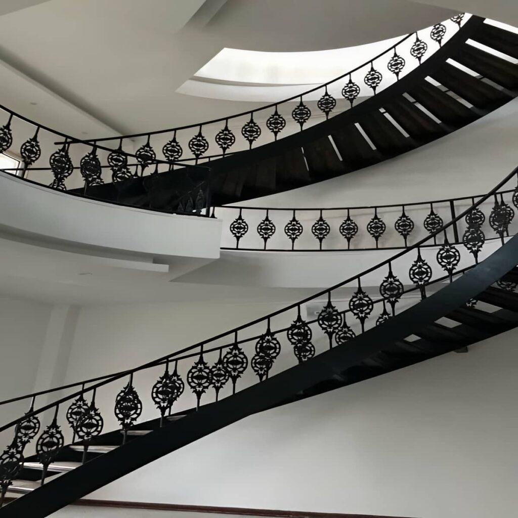 نرده بالکن آپارتمان فرفورژه با طراحی کلاسیک