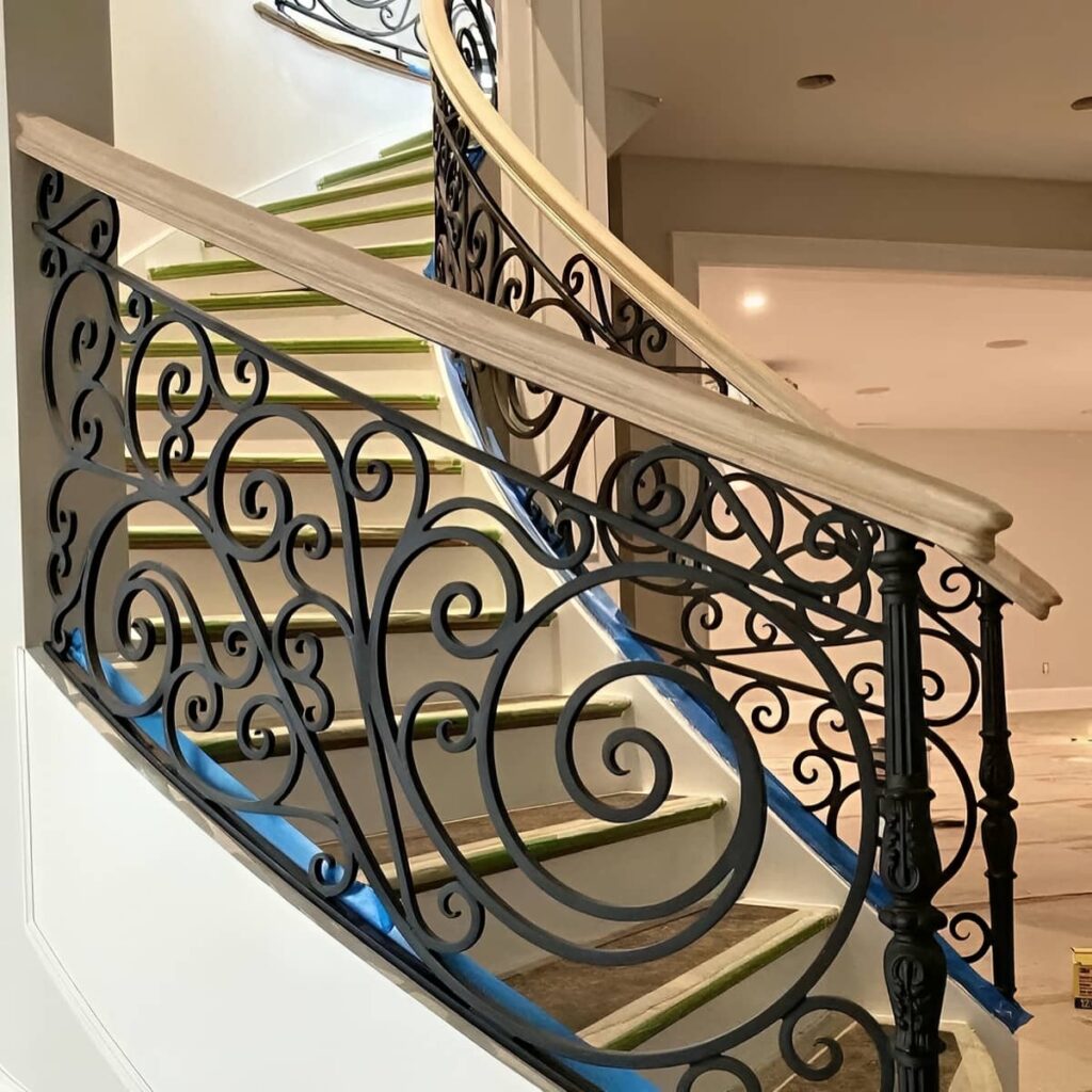نرده فرفورژه راه پله با طراحی کلاسیک