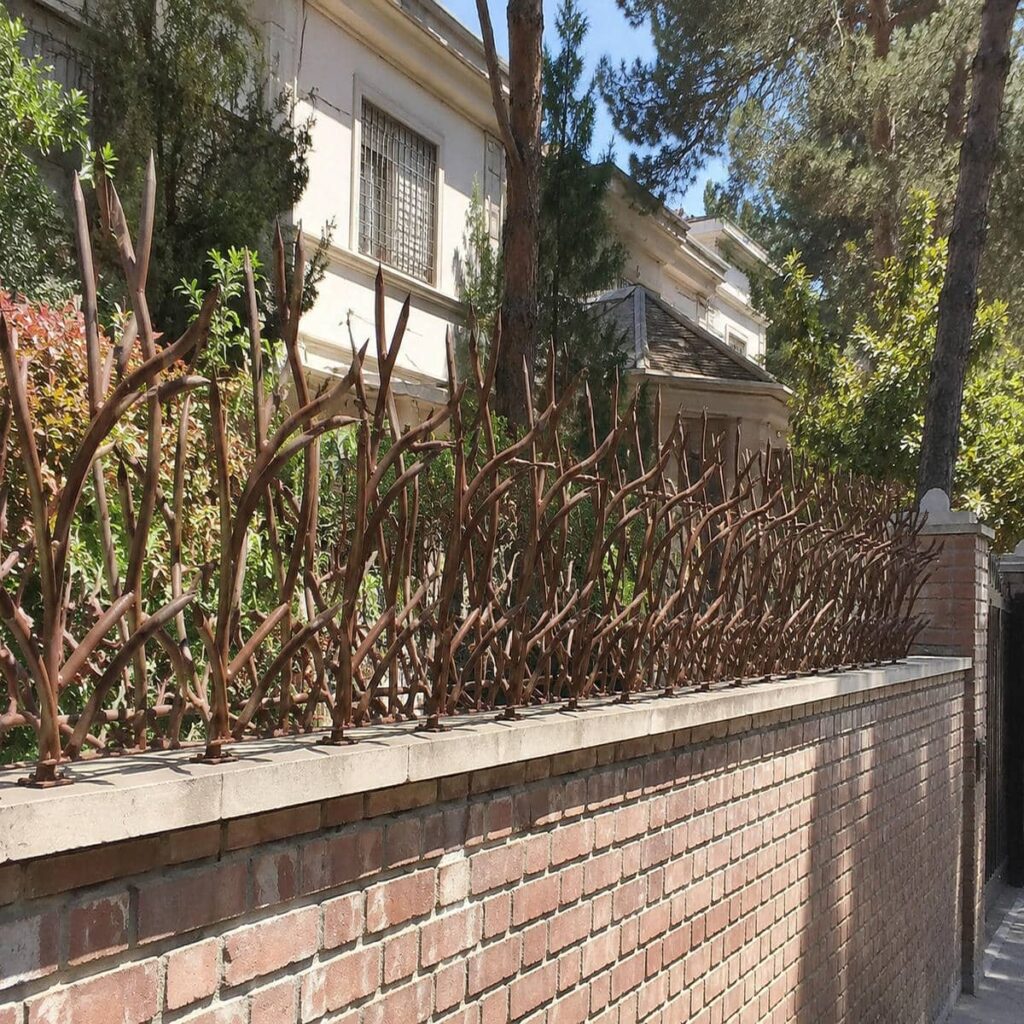 حفاظ روی دیوار حیاط مدل سرنیزه ای