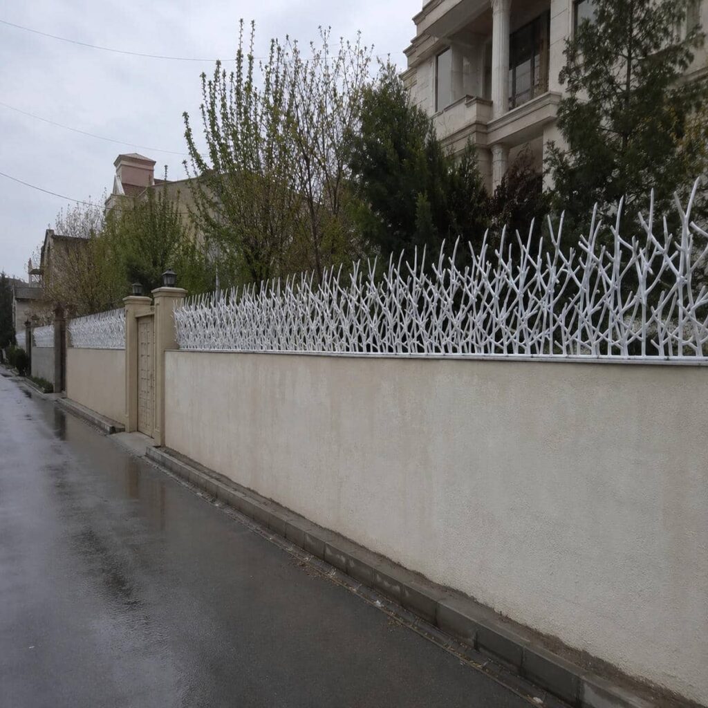نرده آهنی روی دیوار باریک فلزی
