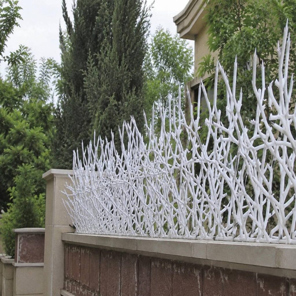 نرده آهنی روی دیوار مدل سرنیزه ای
