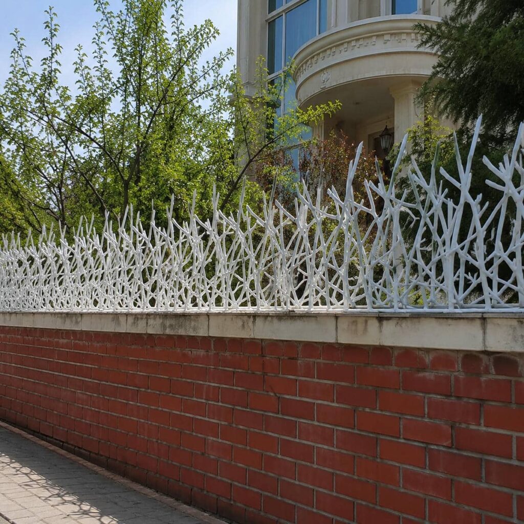 حفاظ روی دیوار حیاط مدل شاخ گوزنی